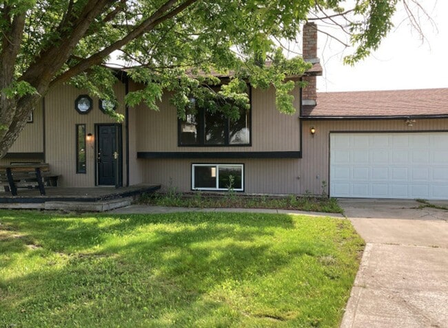 Building Photo - Green Acres Split Level Rental