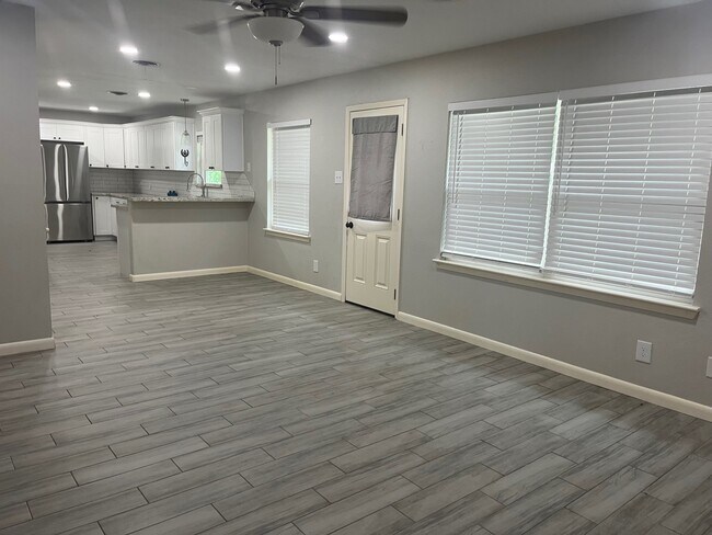Photo - 603 Center Way