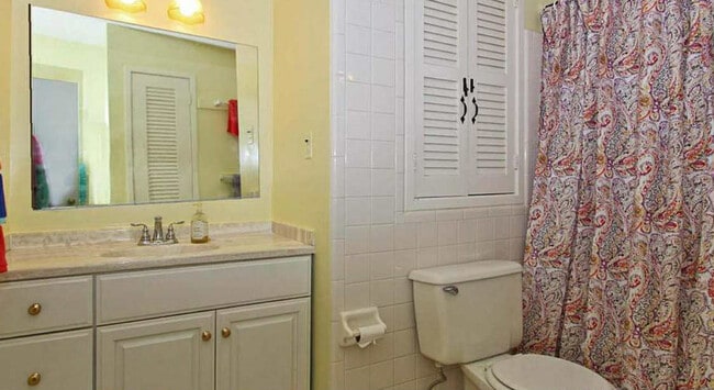 MAIN BATHROOM -FULL BATH - 2303 Pinneberg Ave