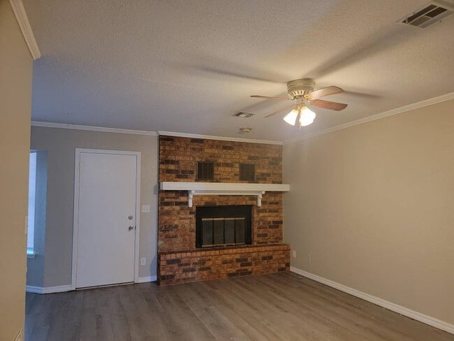 Photo - 136 N Greenleaf Dr
