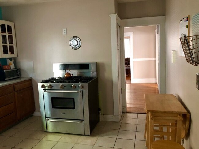 Building Photo - 212 Cedar St Unit 2 Rental