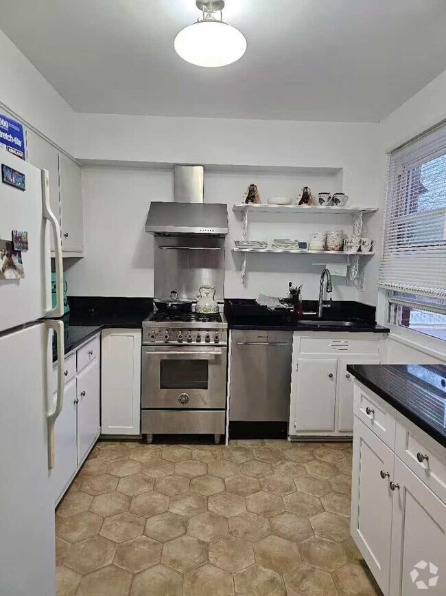 Building Photo - 2 Walnut St Unit A1 Rental