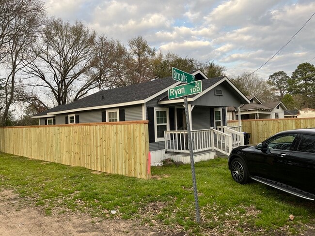 Building Photo - 101 Brooks St Rental