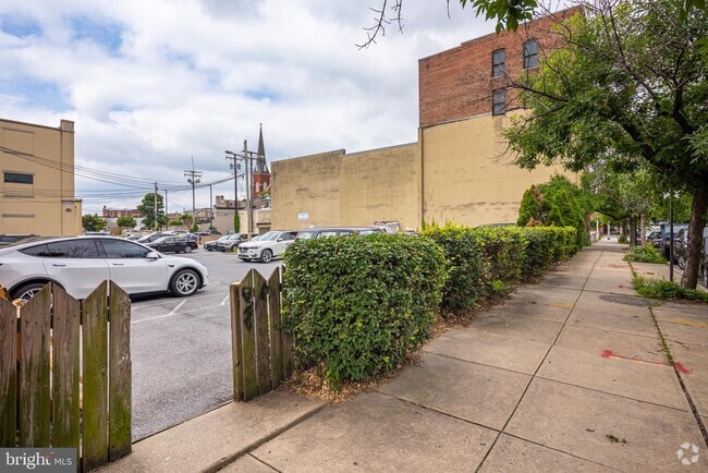 Building Photo - 3 W Henrietta St Rental