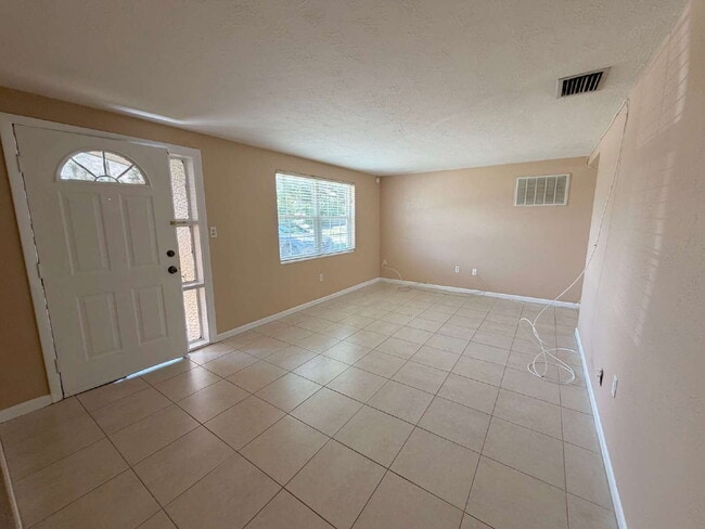 Photo - "Charming 2-Bed, 1 -bath in Holiday, FL - Cozy 864 Sq Ft Gem!"