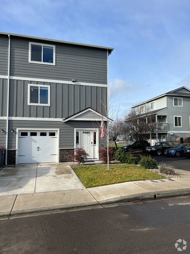 Building Photo - Cozy & Spacious Townhome for Rent