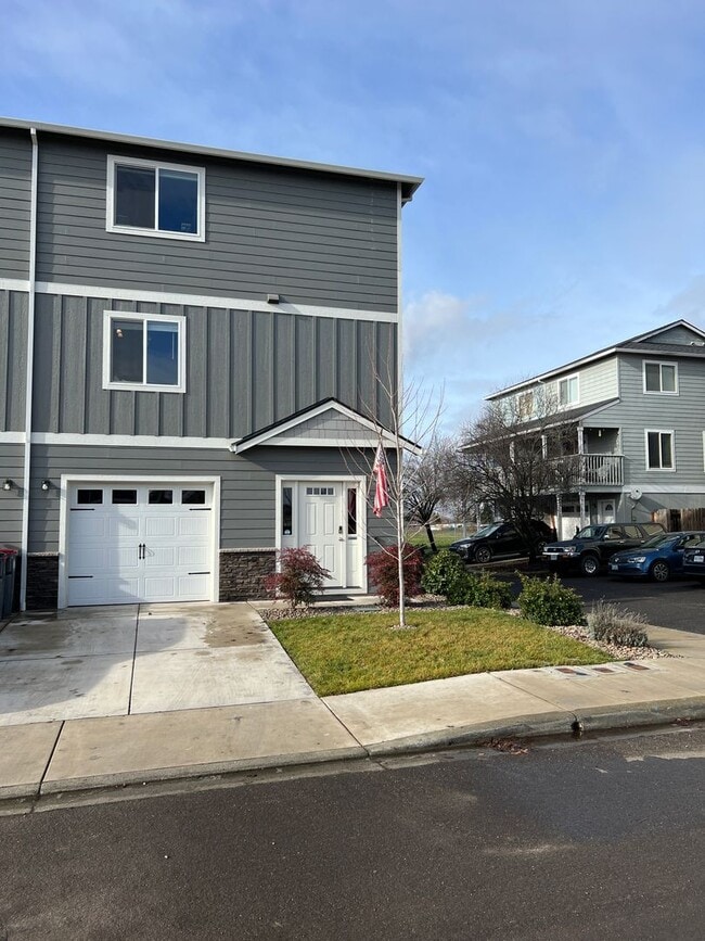 Cozy & Spacious Townhome for Rent - Cozy & Spacious Townhome for Rent
