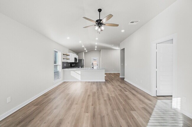 Photo - 608 E 31st St