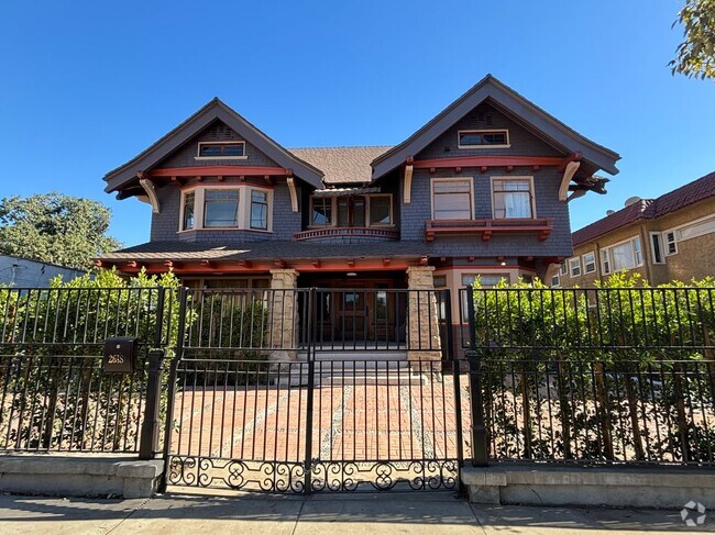 Building Photo - 2618 Kenwood Ave Rental