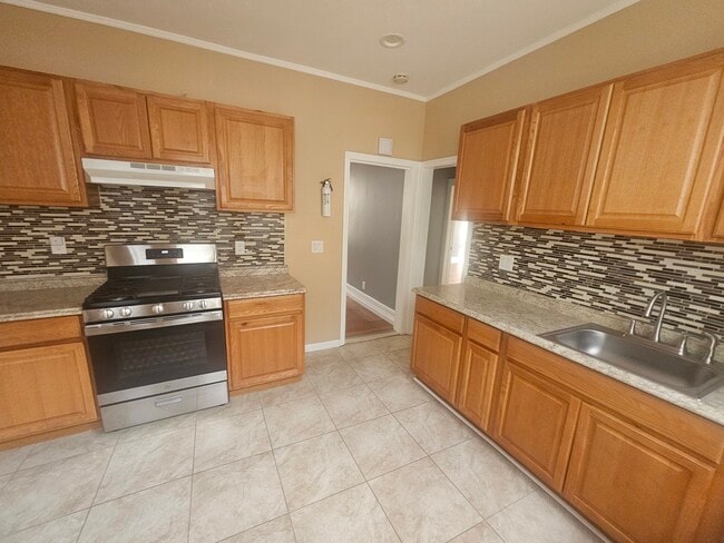 Building Photo - 50 Underwood St Unit Very spacious 2 bedroom