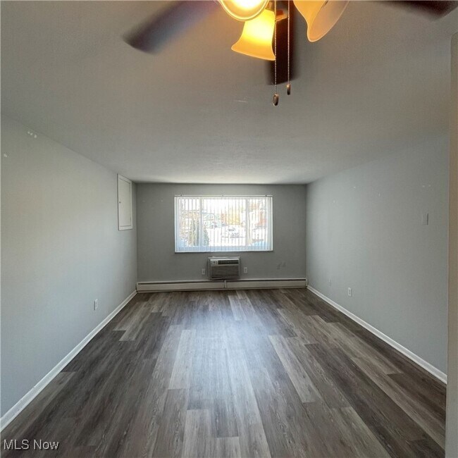 Photo - 20365 Lorain Rd Unidad A-5