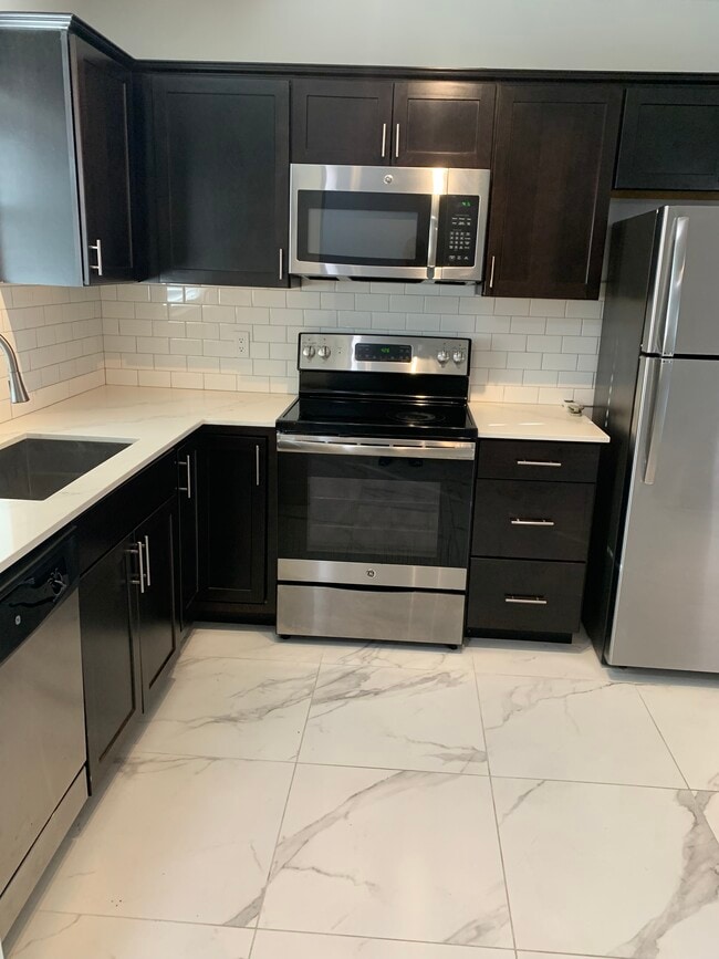 Building Photo - 4200 Crystal Lake Dr Unit 107B Rental