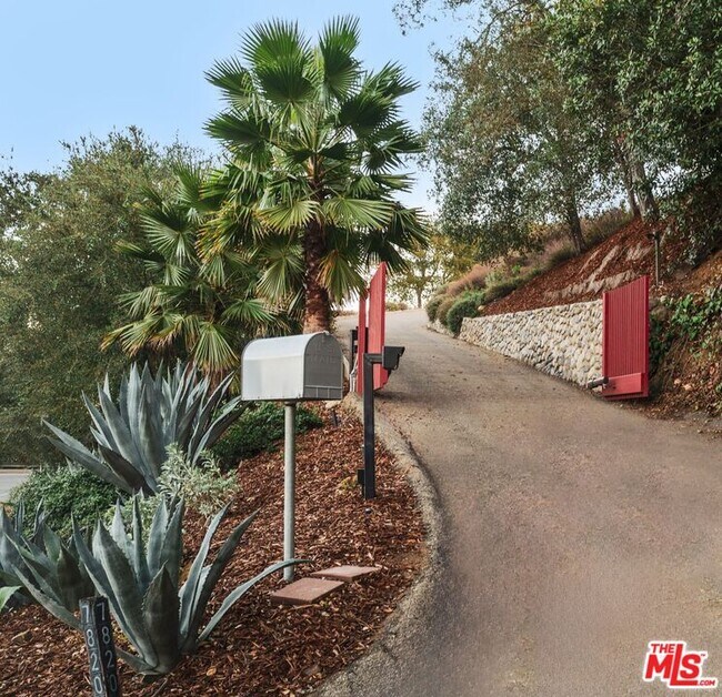 Photo - 7820 Mulholland Dr