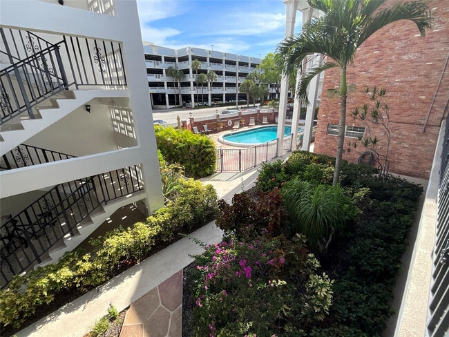 Building Photo - 2424 NE 9th St Unit 208