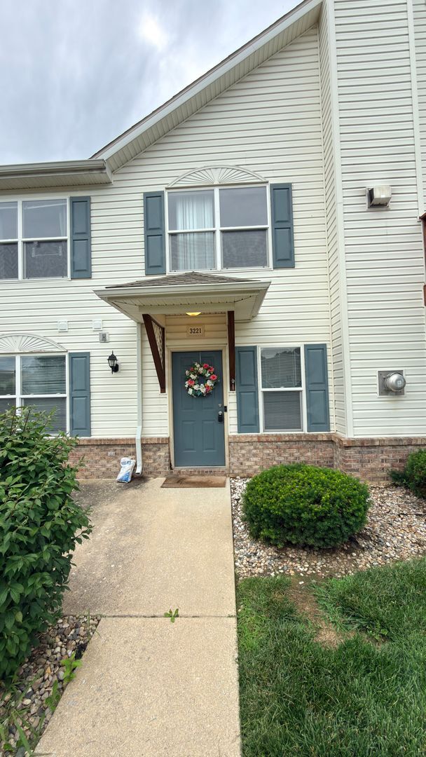 Building Photo - Ground-Level 3BR Condo Minutes from Purdue with Attached 2-Car Garage Unit 2B