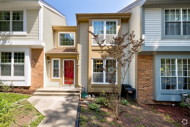Building Photo - Charming Townhome Nestled in a Private Cul...