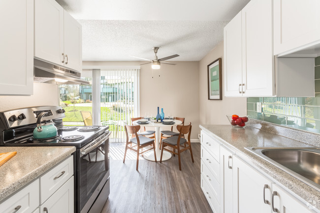 Premium - dining room w/ceiling fan - Astoria Rental