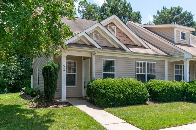 Building Photo - Charming End-Unit Townhome with Prime Loca...