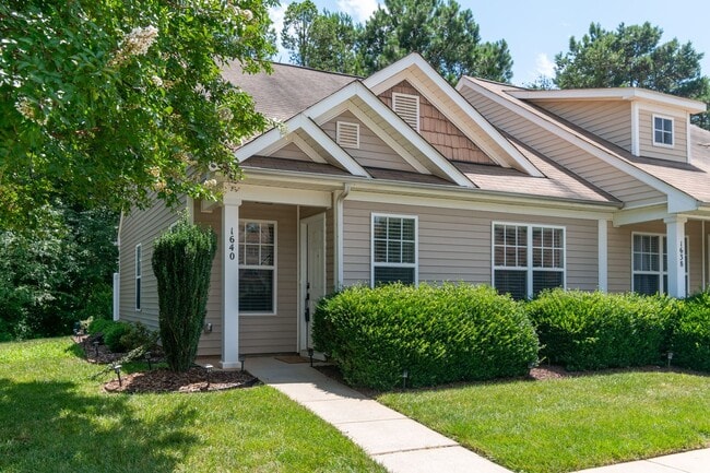 Building Photo - Charming End-Unit Townhome with Prime Loca...
