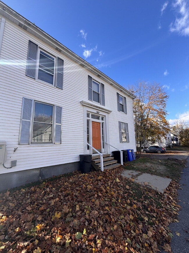 Building Photo - Quiet furnished walking to everything in B... Unit 6