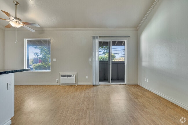 1BD, 1BA 625SF Living Room