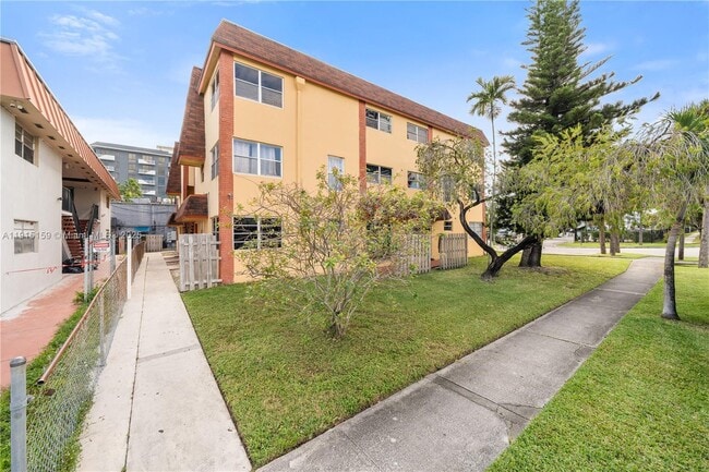 Photo - 2301 NE 170th St Apartamento Unidad 9