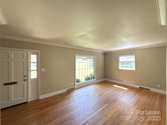 Photo - 1127 Queensgate St