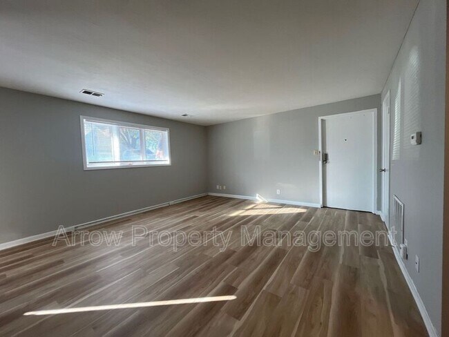 Photo - 440 Moffitt St Unit 6