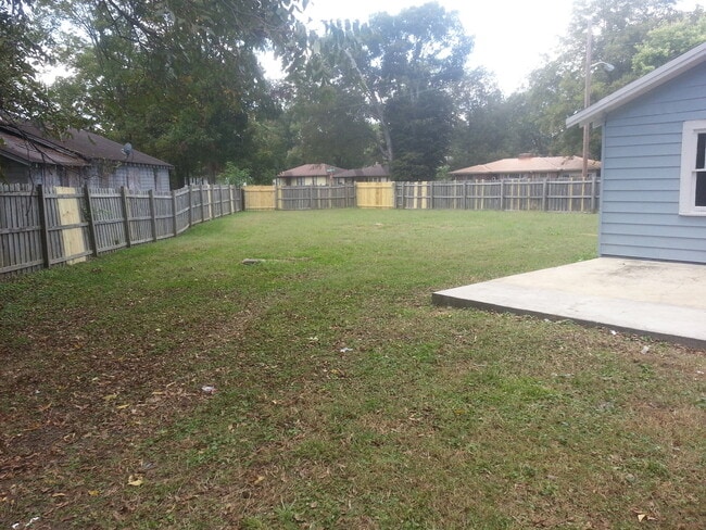 Photo - Large 4 bedroom 2 bathroom with huge privacy fenced back yard
