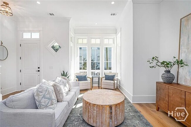 304 W 38th St