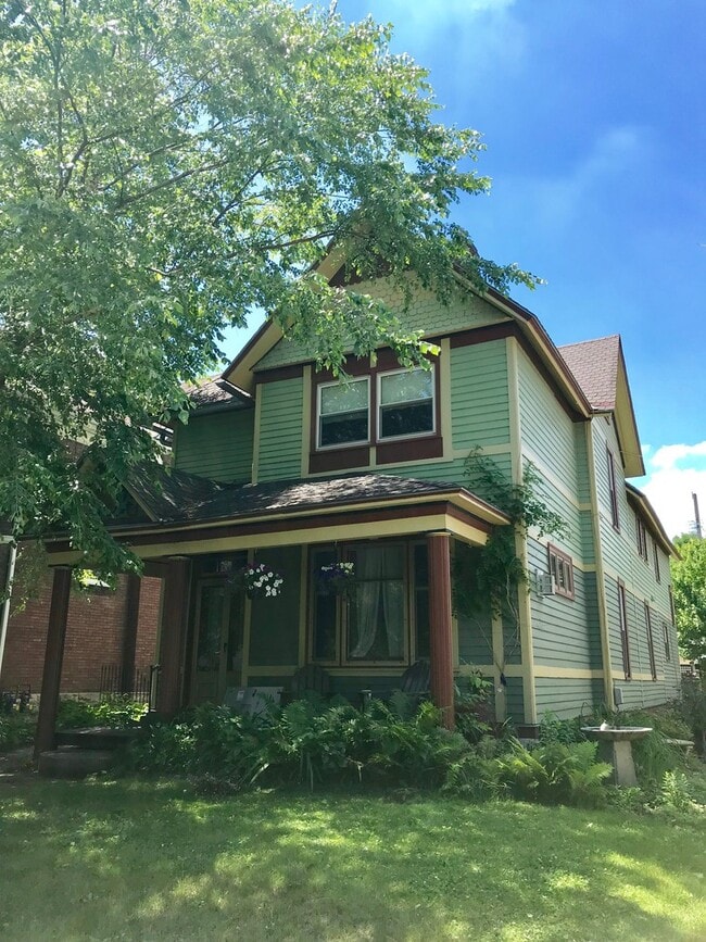 Building Photo - NE Minneapolis 2 Br / 1 Ba Upper Level Dup...