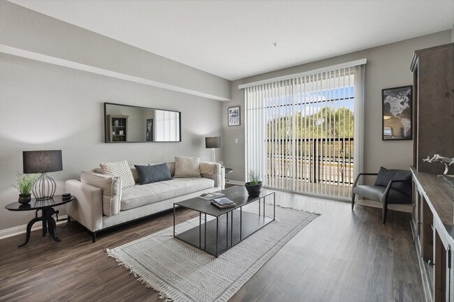 Sala de estar completa con balcón. - Arrive Mission Valley