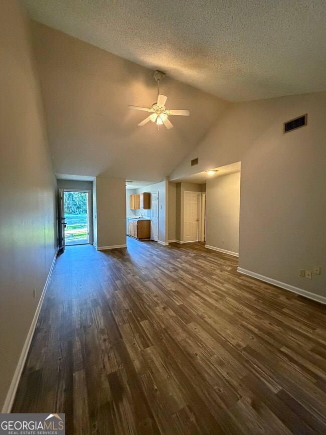 302 Admiral's Walk Dr