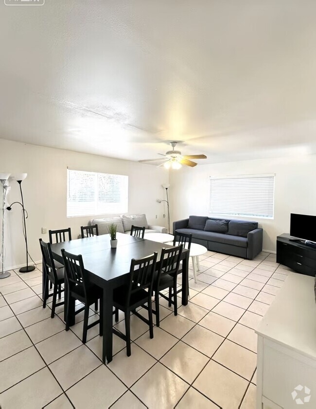Building Photo - 1010 E Elm St Rental