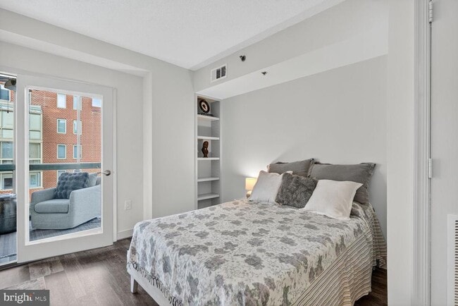 Photo - 1050 N Taylor St Unidad 1-313