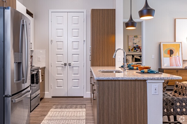 2BR, 2BA - 1015SF (Tyler) - Entry