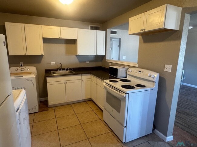 Photo - 905 Bullock Ct