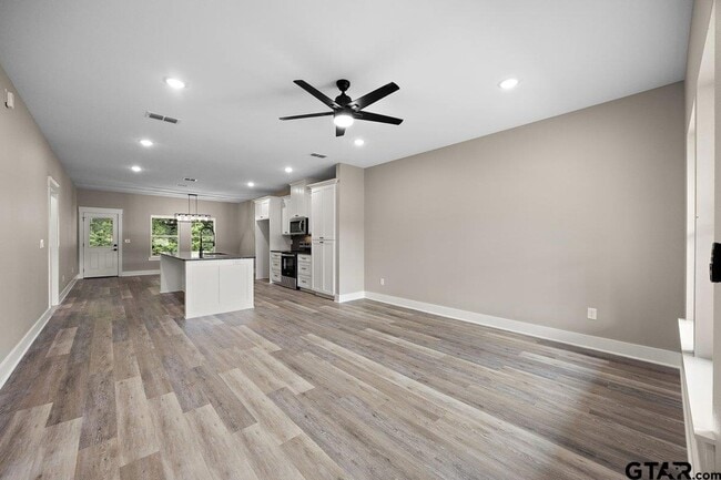 Photo - 437 Tara Lane