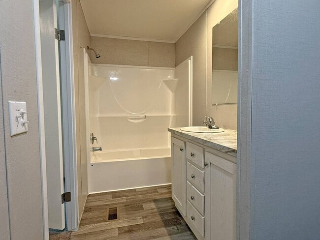 Photo - 604 W 9th St