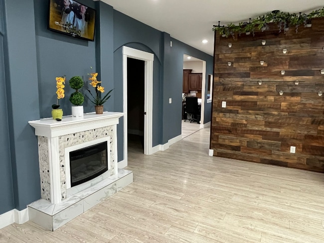 Building Photo - 613 W Clark St