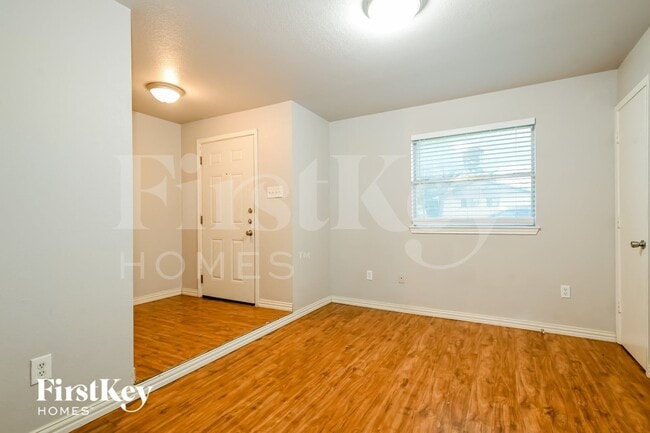 Photo - 302 Shorewood Dr