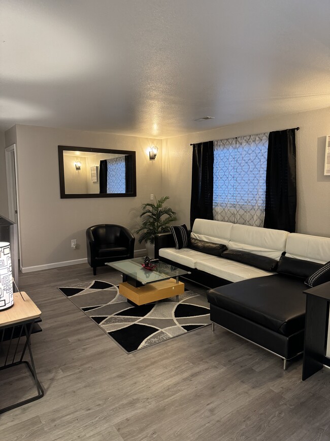 Building Photo - 3909 Redwood Ln Unit Apt D