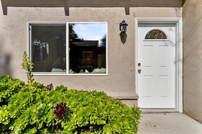 Photo - "Charming 1-Bedroom Retreat with Granite Touches and Pool Access in Berkeley"