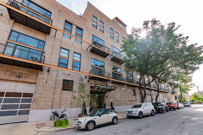 Building Photo - 2545 S Dearborn St Rental