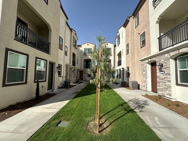 Building Photo - 2 BEDROOM HOME FOR LEASING IN Pomona