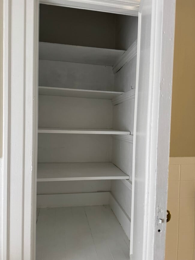 armario de ropa blanca del baño - 116 Goldsborough St Unidad Apartment 3