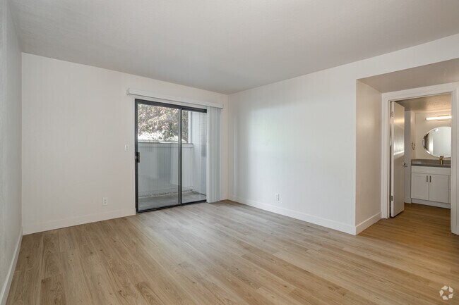 2BR, 2BA - 947SF
