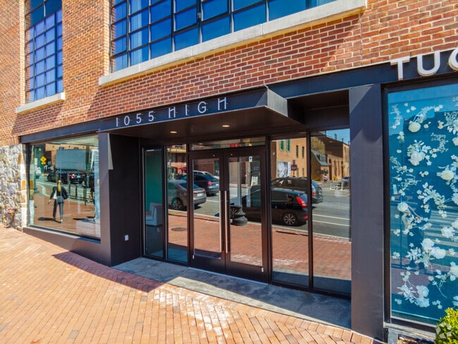 Entrada - 1057 Wisconsin Ave NW