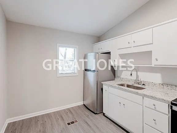 Photo - 2879 Doyle Ave