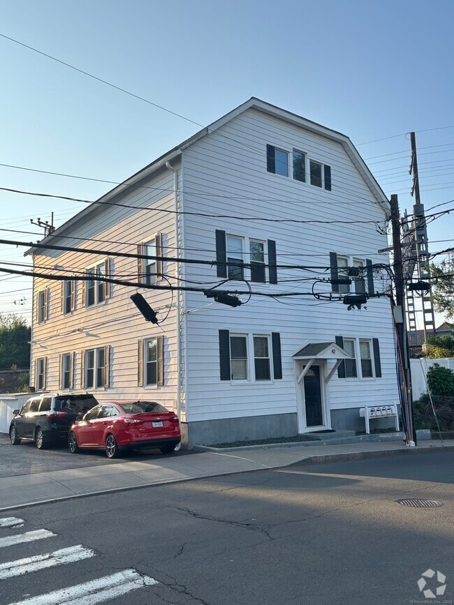 Building Photo - 42 N Water St Unit 4 Rental